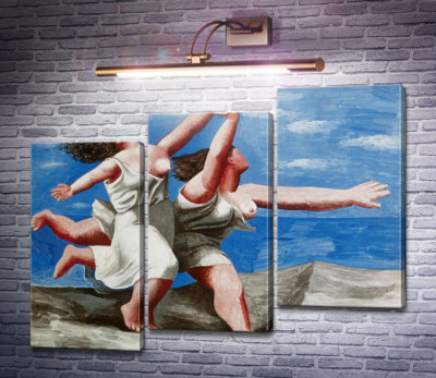 Женщины, бегущие по берегу
