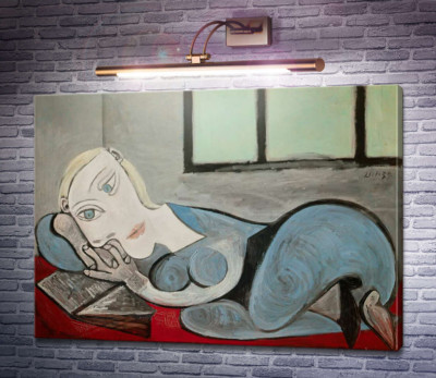 Лежащая женщина читает