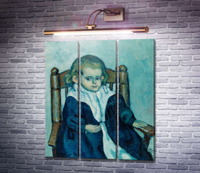 Ребенок, сидящий в кресле