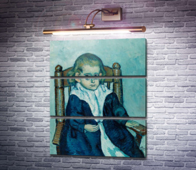 Ребенок, сидящий в кресле