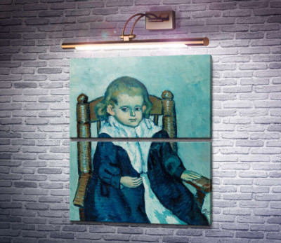Ребенок, сидящий в кресле