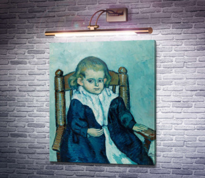 Ребенок, сидящий в кресле