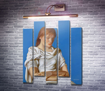 Женщина со скрещенными руками