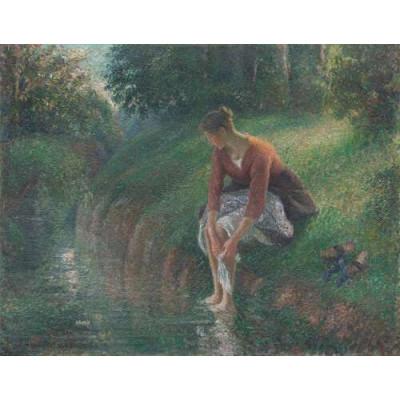 Женщина, моющая ноги в ручье