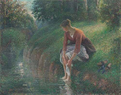 Женщина, моющая ноги в ручье