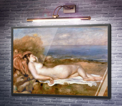 Купальщица на берегу моря
