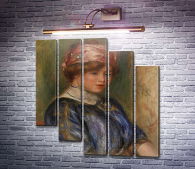 Женщина в синей блузе