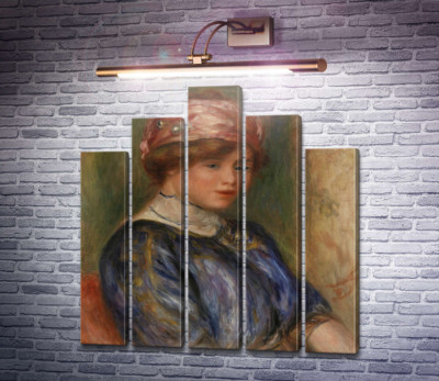 Женщина в синей блузе