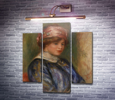 Женщина в синей блузе
