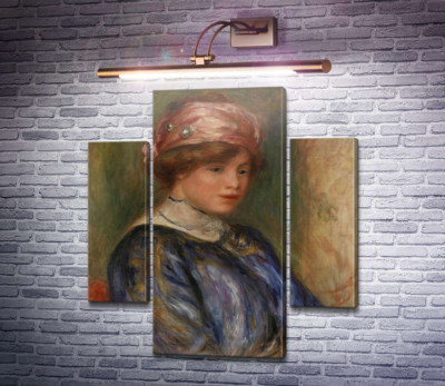 Женщина в синей блузе