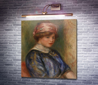 Женщина в синей блузе