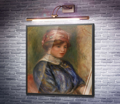 Женщина в синей блузе