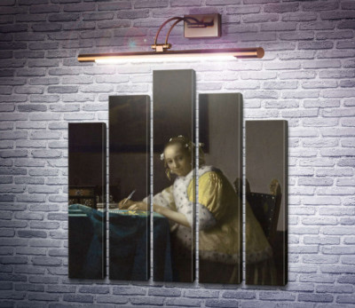 Женщина, пишущая письмо
