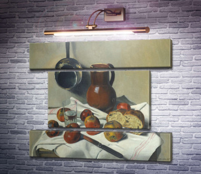 Яблоки, кувшин, стакан воды и хлеб