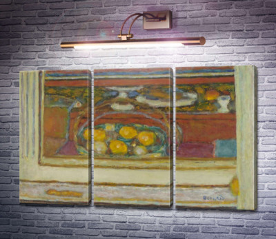 Корзина с фруктами, отраженная в зеркале
