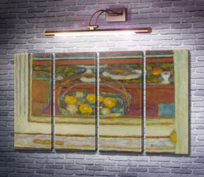 Корзина с фруктами, отраженная в зеркале