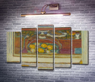Корзина с фруктами, отраженная в зеркале