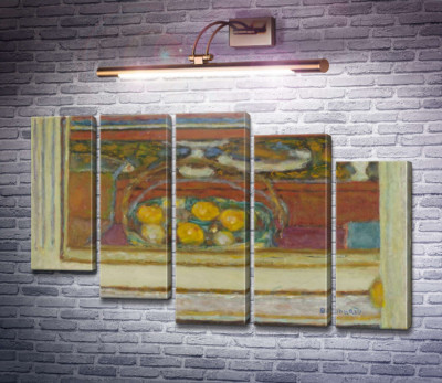 Корзина с фруктами, отраженная в зеркале