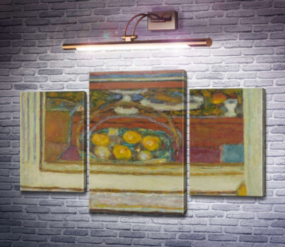 Корзина с фруктами, отраженная в зеркале