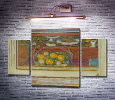 Корзина с фруктами, отраженная в зеркале