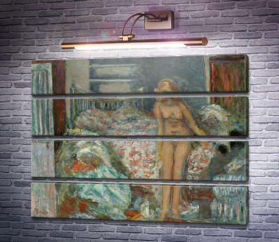 Гола жінка встає з ліжка