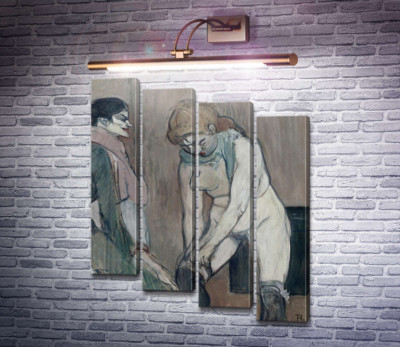 Женщина, надевающая колготки
