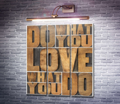 Мотивационная фраза "do what you love, love what you do" из деревянных букв