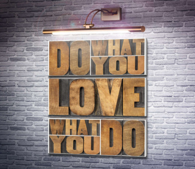 Мотивационная фраза "do what you love, love what you do" из деревянных букв