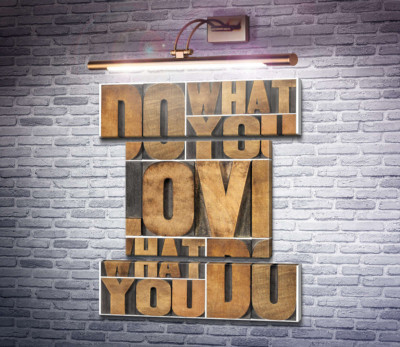 Мотиваційна фраза "do what you love, love what you do" із дерев'яних літер