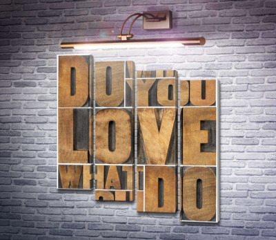 Мотиваційна фраза "do what you love, love what you do" із дерев'яних літер
