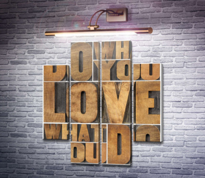 Мотиваційна фраза "do what you love, love what you do" із дерев'яних літер