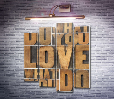 Мотивационная фраза "do what you love, love what you do" из деревянных букв