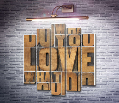 Мотиваційна фраза "do what you love, love what you do" із дерев'яних літер