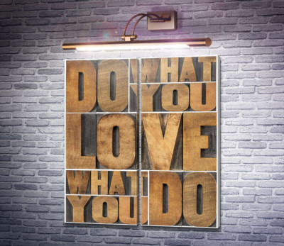 Мотивационная фраза "do what you love, love what you do" из деревянных букв