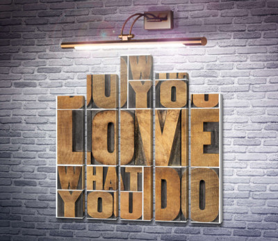 Мотиваційна фраза "do what you love, love what you do" із дерев'яних літер