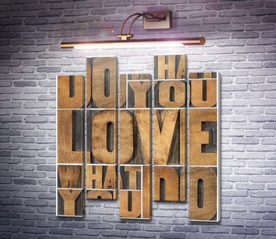 Мотивационная фраза "do what you love, love what you do" из деревянных букв