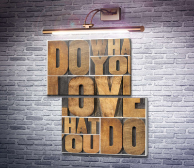 Мотивационная фраза "do what you love, love what you do" из деревянных букв