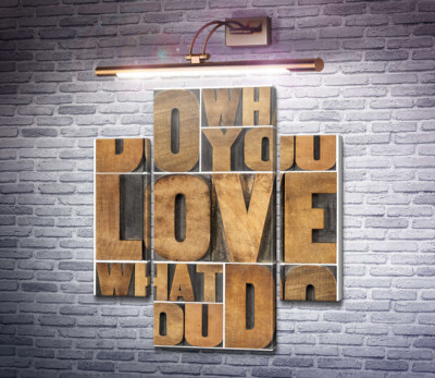 Мотивационная фраза "do what you love, love what you do" из деревянных букв
