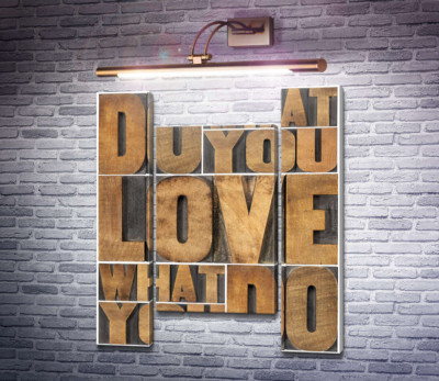 Мотивационная фраза "do what you love, love what you do" из деревянных букв