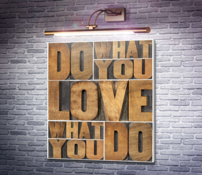 Мотиваційна фраза "do what you love, love what you do" із дерев'яних літер