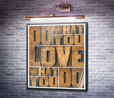 Мотиваційна фраза "do what you love, love what you do" із дерев'яних літер