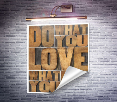Мотивационная фраза "do what you love, love what you do" из деревянных букв