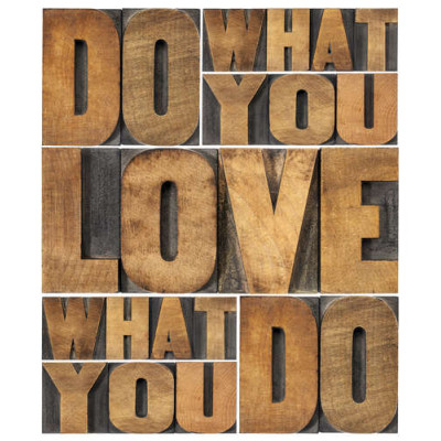Мотиваційна фраза "do what you love, love what you do" із дерев'яних літер
