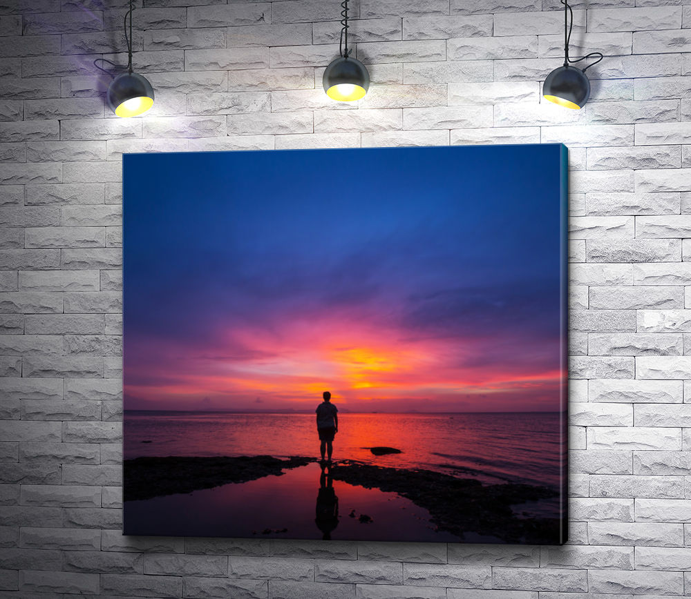 Картина "Парень наблюдает над морским закатом"